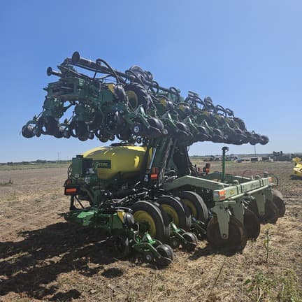 Image of John Deere DR24 equipment image 2