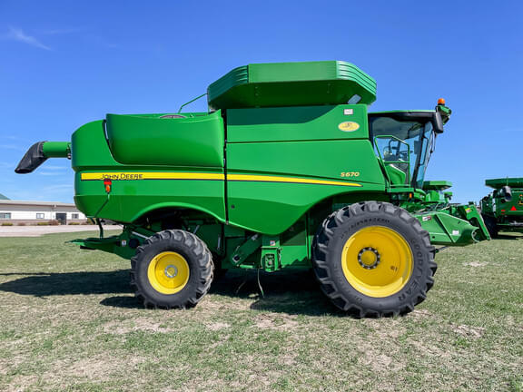 Image of John Deere S670 equipment image 3