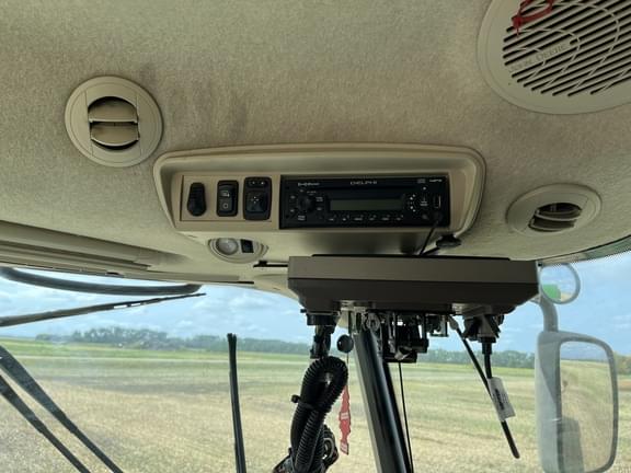 Image of John Deere S680 equipment image 2