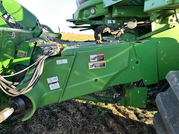 Image of John Deere S680 equipment image 1