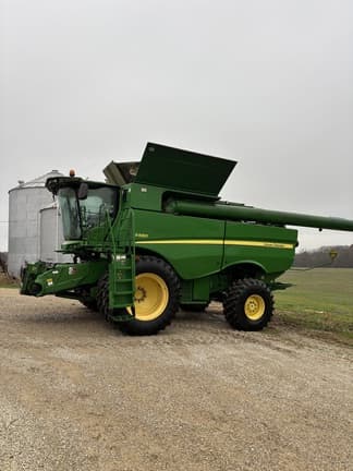 Image of John Deere S680 equipment image 1