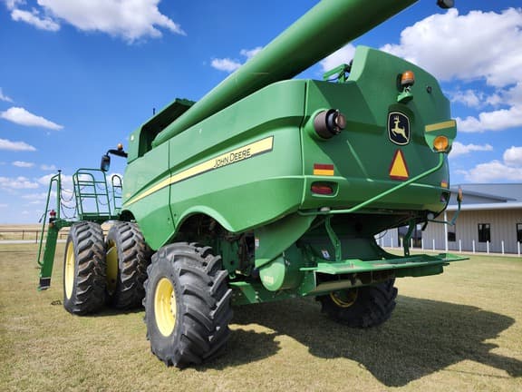Image of John Deere S680 equipment image 1