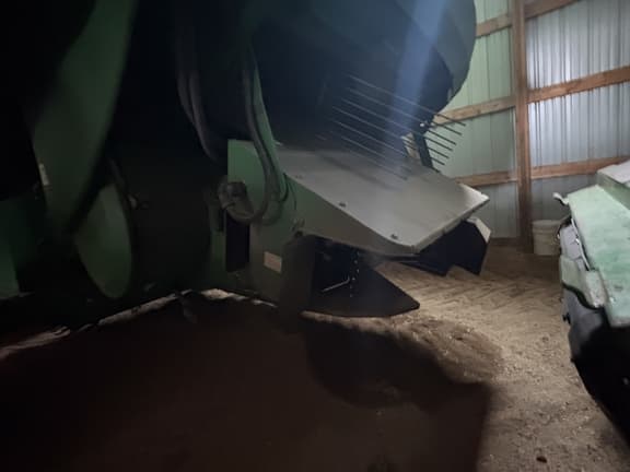 Image of John Deere S690 equipment image 2