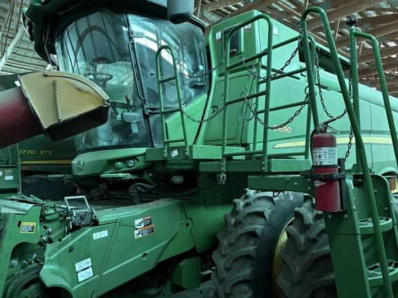 Image of John Deere S690 equipment image 2