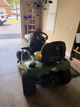 Image of John Deere X304 equipment image 3