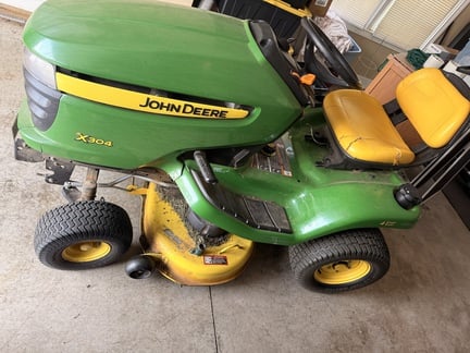 2012 John Deere X304 Equipment Image0
