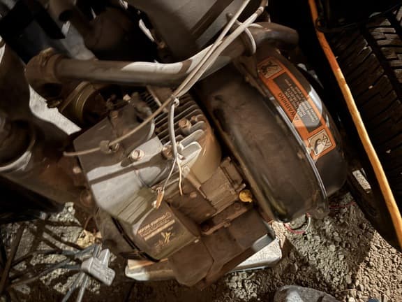 Image of John Deere X724 equipment image 2
