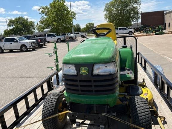 Image of John Deere X724 equipment image 1