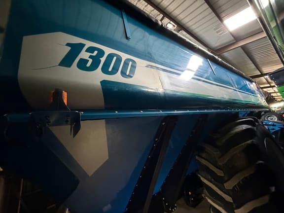 Image of Kinze 1300 equipment image 3