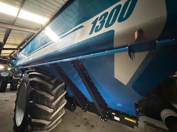 Image of Kinze 1300 equipment image 2