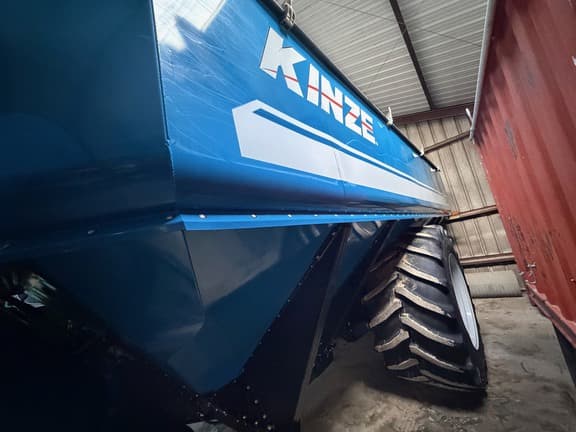 Image of Kinze 1300 equipment image 4