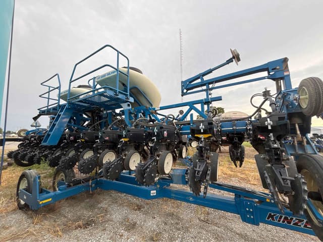 Image of Kinze 3600 equipment image 4