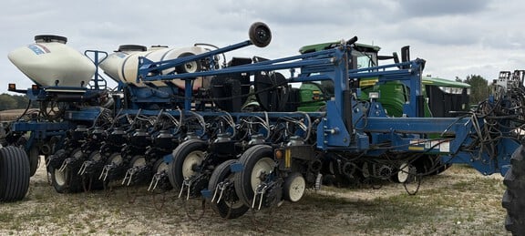 2012 Kinze 3800 Equipment Image0