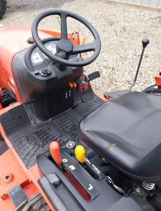 Image of Kubota B2320 equipment image 4