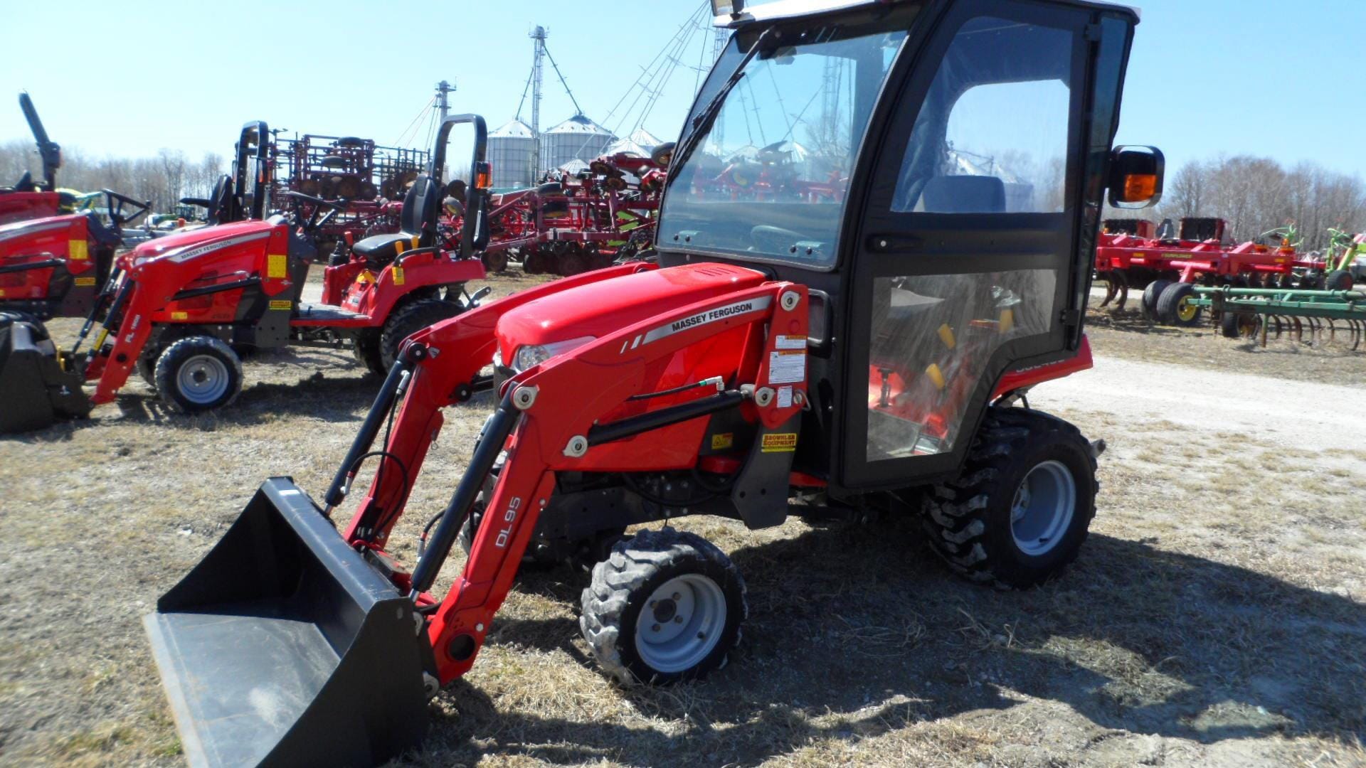 2012 Massey Ferguson GC2400 Equipment Image0