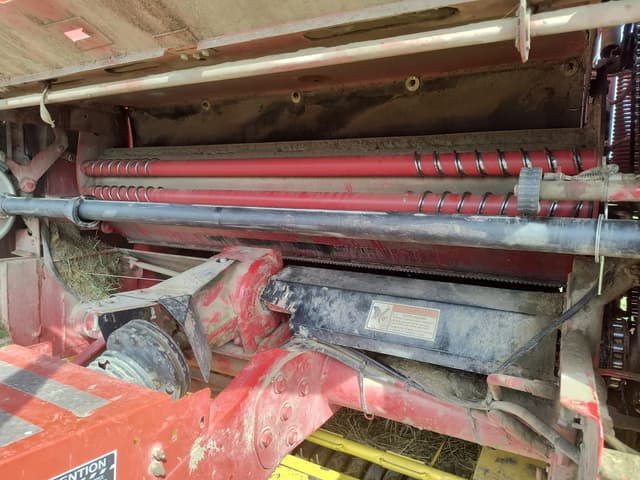 Image of New Holland BR7090 equipment image 2