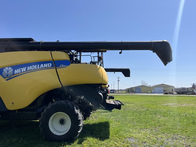 Image of New Holland CR8090 equipment image 2