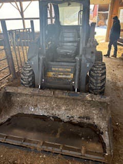 Image of New Holland L220 equipment image 4