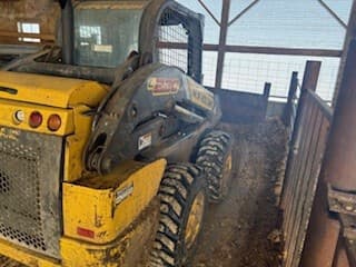 Image of New Holland L220 equipment image 2