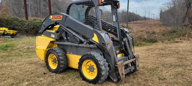 Image of New Holland L225 equipment image 3