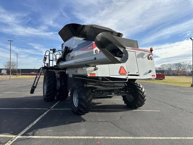 Image of Gleaner S67 equipment image 4