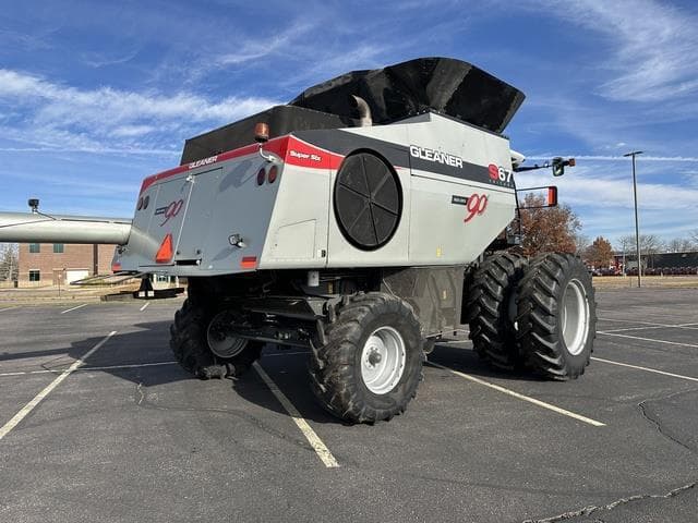 Image of Gleaner S67 equipment image 2