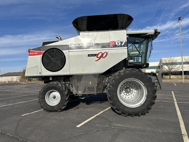 Image of Gleaner S67 equipment image 1