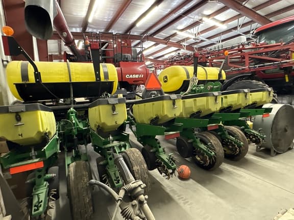 Image of John Deere 1760 equipment image 1