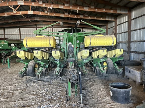 Image of John Deere 1760 equipment image 1