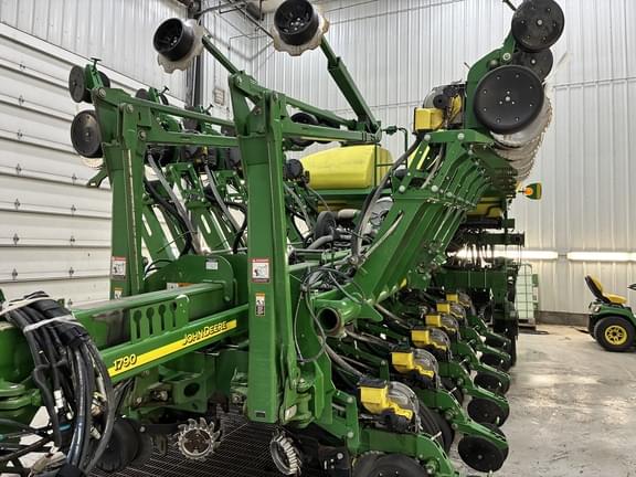 Image of John Deere 1790 equipment image 2