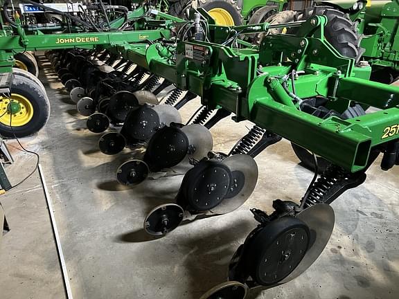 Image of John Deere 2510H equipment image 1
