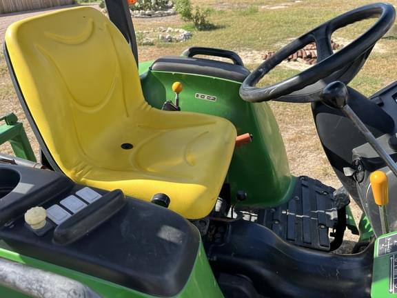 Image of John Deere 3038E equipment image 4