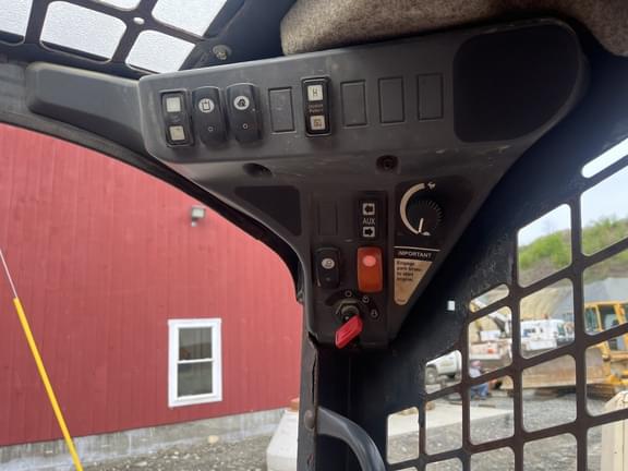 Image of John Deere 323D equipment image 4