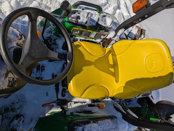 Image of John Deere 3320 equipment image 4