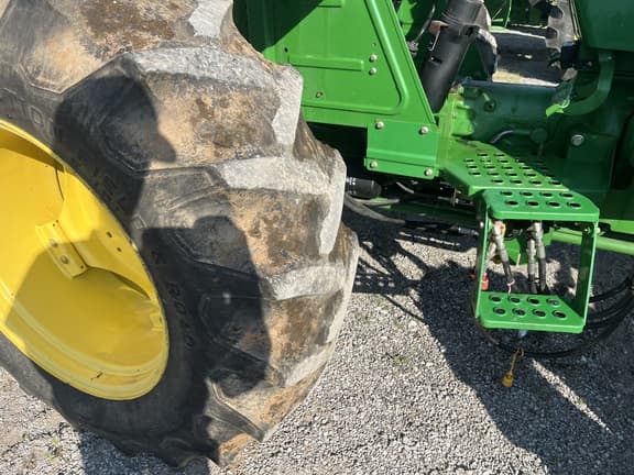 Image of John Deere 5065E equipment image 4