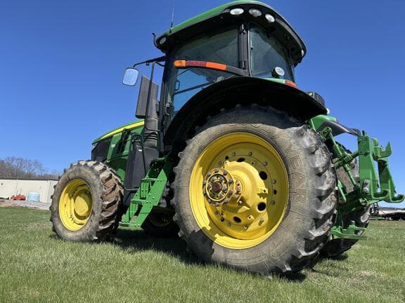 Image of John Deere 7200R equipment image 1