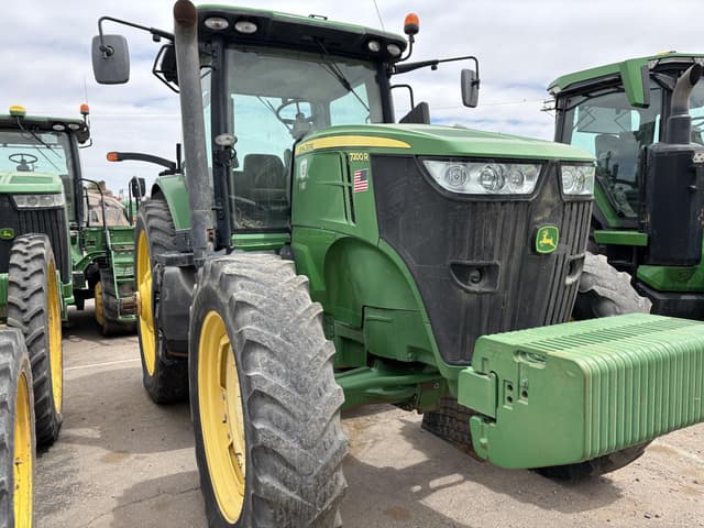 Image of John Deere 7200R equipment image 1