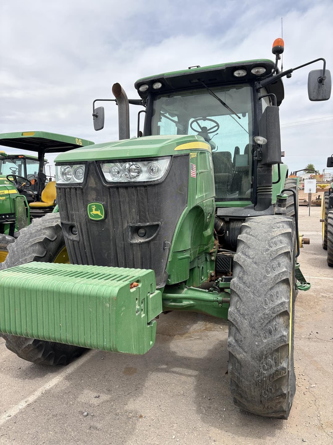 Image of John Deere 7200R Primary image