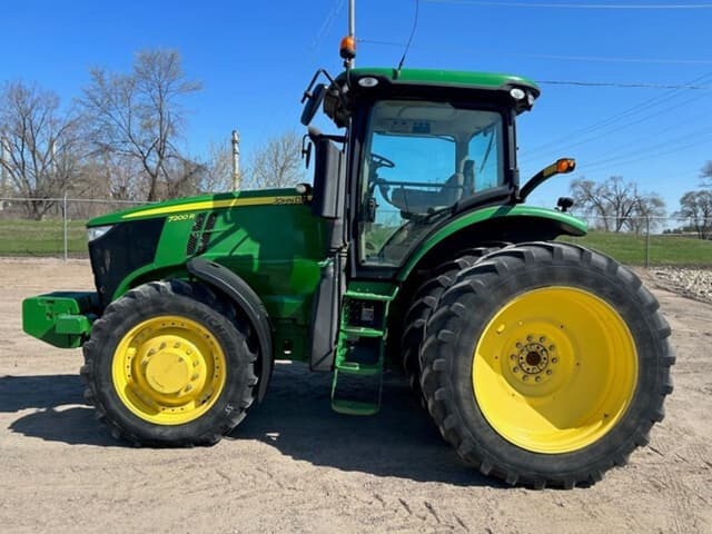 Image of John Deere 7200R equipment image 1