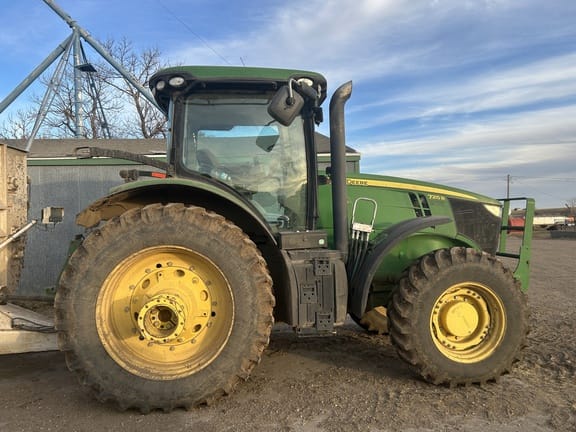 2013 John Deere 7215R Equipment Image0