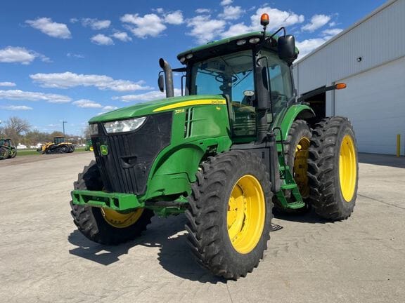 2013 John Deere 7215R Equipment Image0