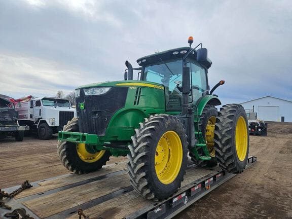 2013 John Deere 7215R Equipment Image0