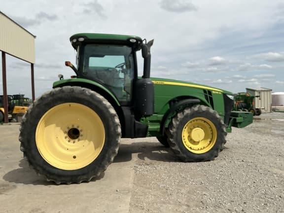 Image of John Deere 8235R equipment image 4