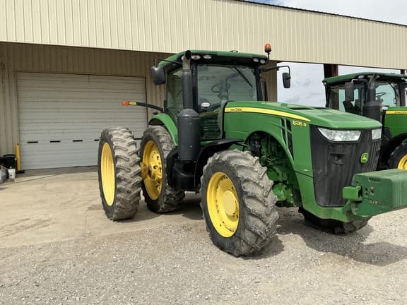 Image of John Deere 8235R equipment image 1