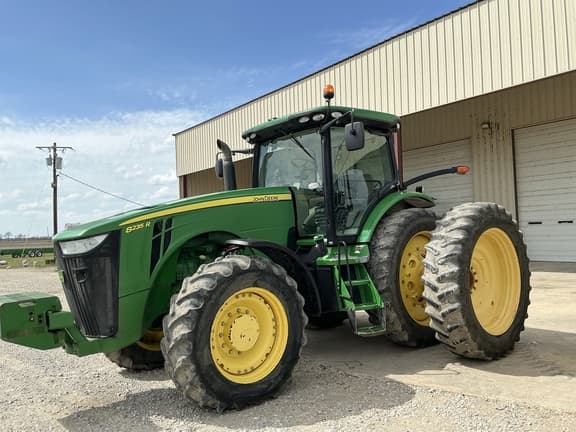 Image of John Deere 8235R equipment image 2