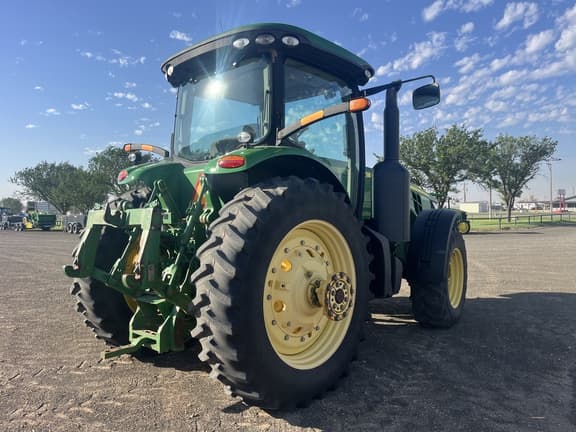 Image of John Deere 8235R equipment image 4