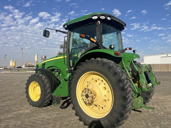 Image of John Deere 8235R equipment image 2