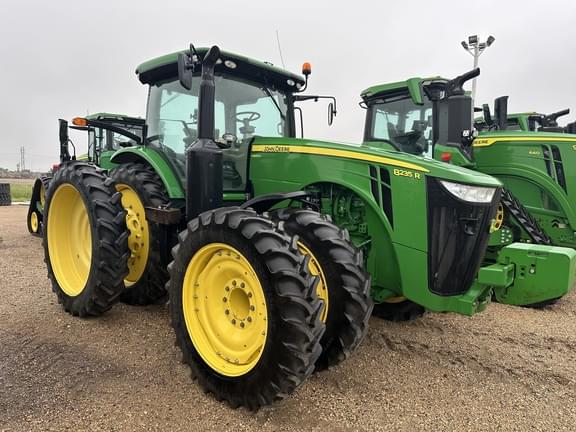 Image of John Deere 8235R equipment image 2