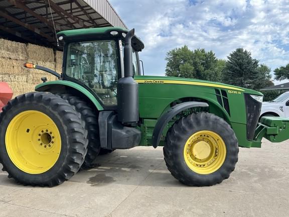 Image of John Deere 8235R equipment image 3