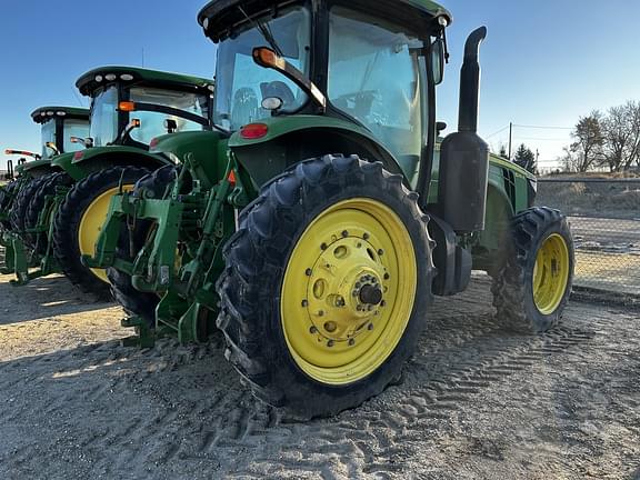 Image of John Deere 8235R equipment image 3